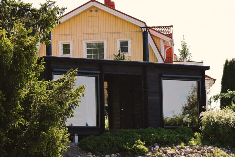 Tervas saunamökki isoilla ikkunoilla