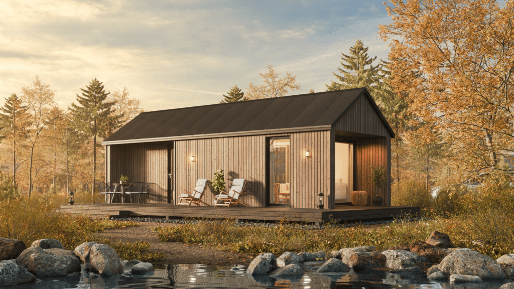 Saarni-rakennus metsän siimeksessä syksyllä