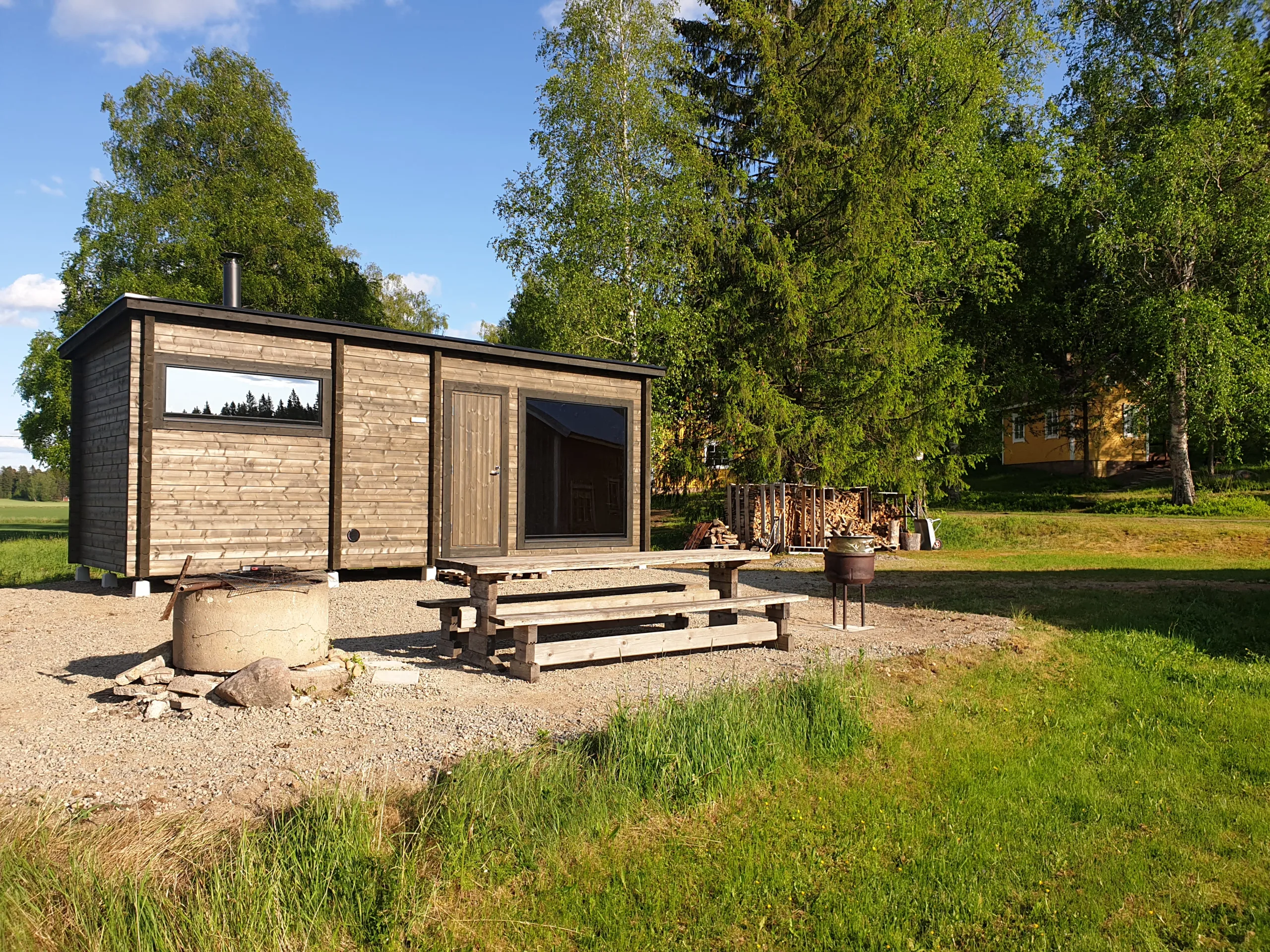 Hirsimökki pellon laidalla