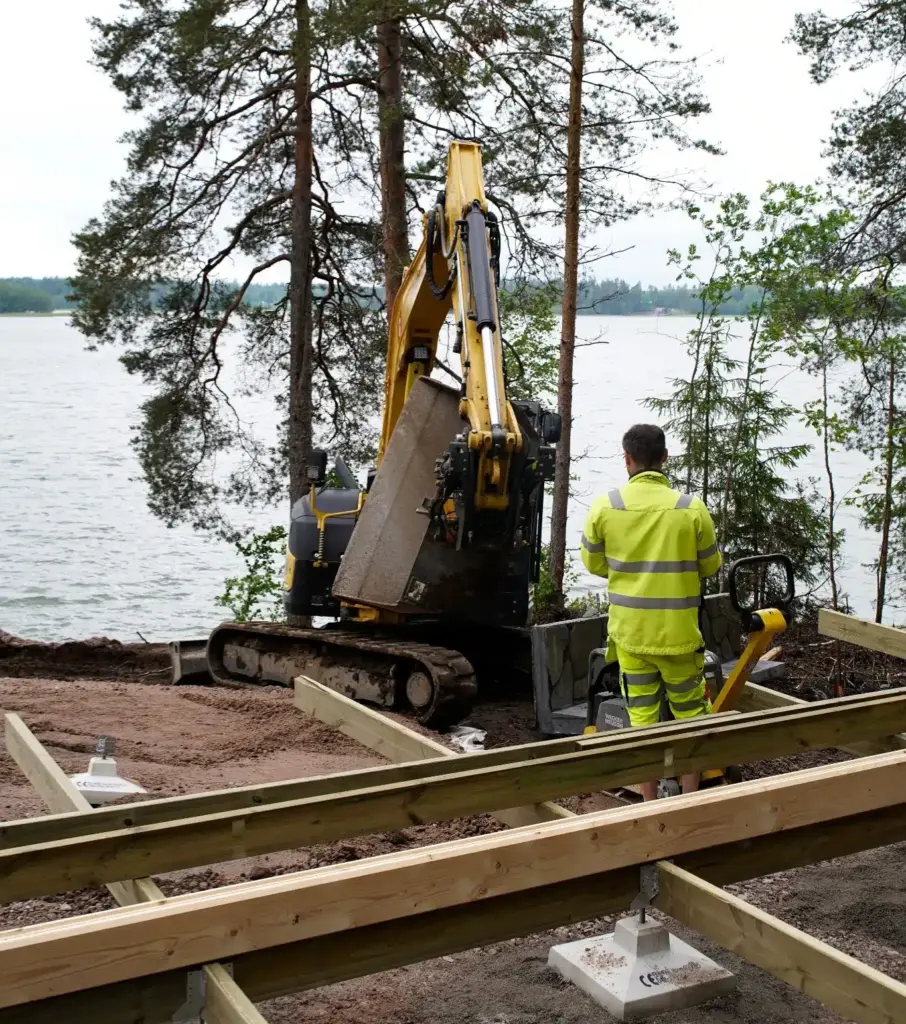Saunamökin rakentamista vesistön äärellä