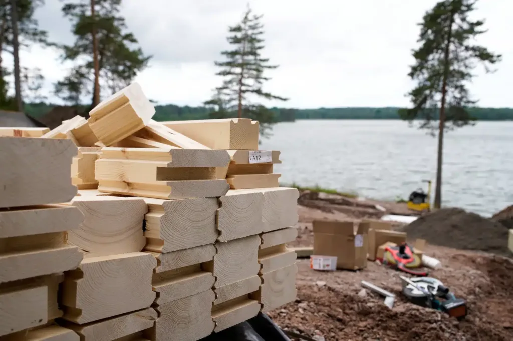 Hirsimateriaalit rakennustontilla