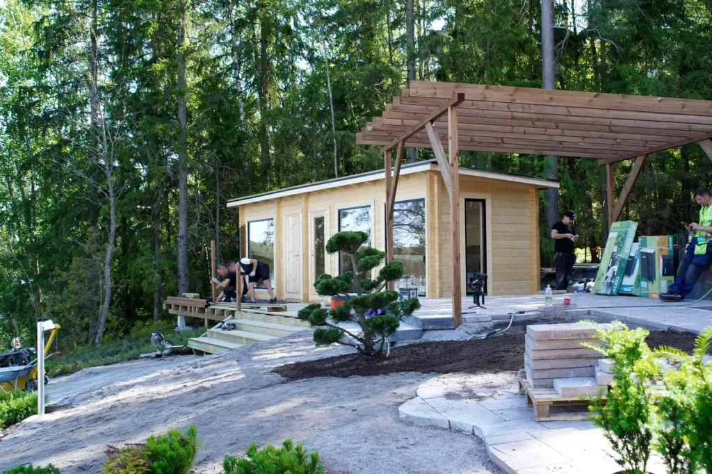 Käsittelemätön hirsimökki