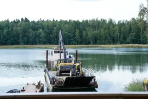 Saunamökin materiaalit kuljetettu tontille vesiteitse troomulla