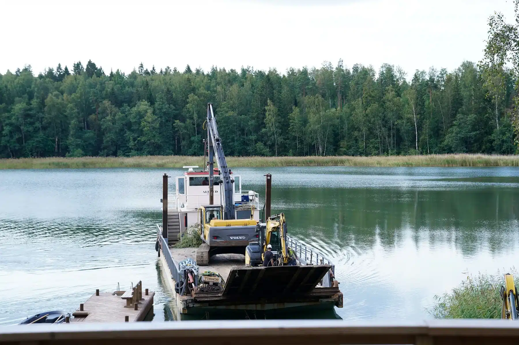 Saunamökin materiaalit kuljetettu tontille vesiteitse troomulla