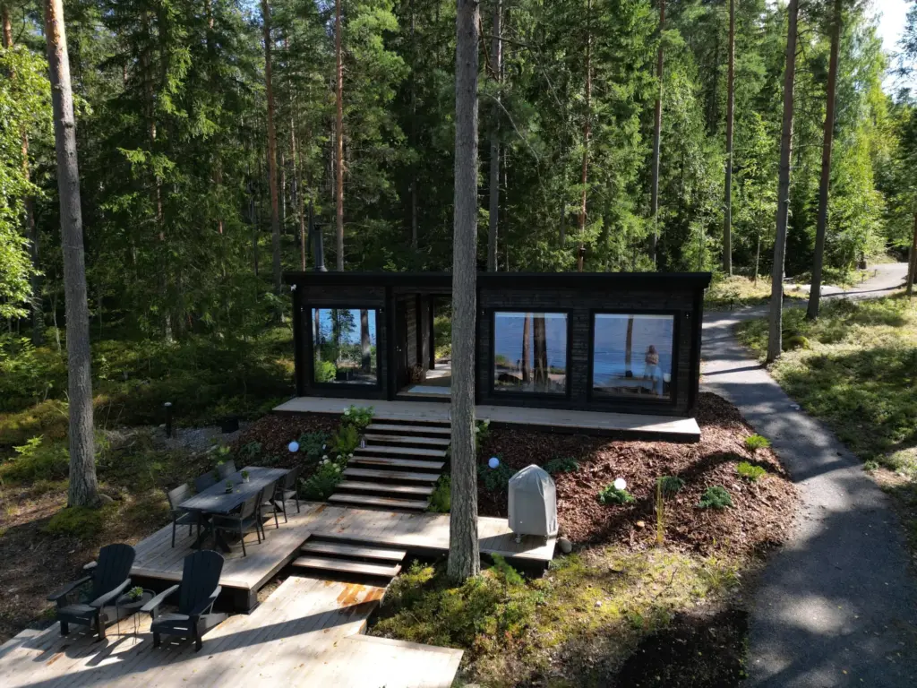 Hirsinen saunamökki Päijänteen rannalla