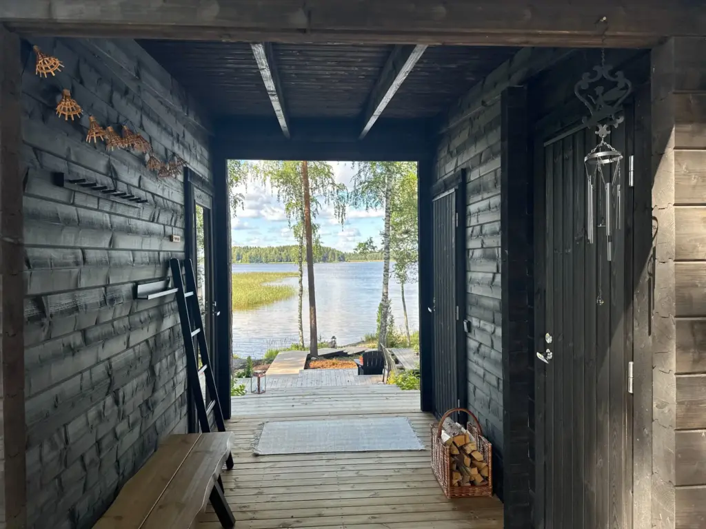 Saunamökin välikkö josta näkymä järvelle
