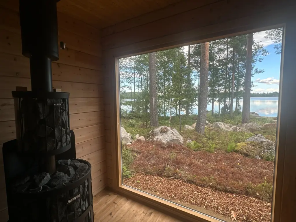 Sauna isolla ikkunalla