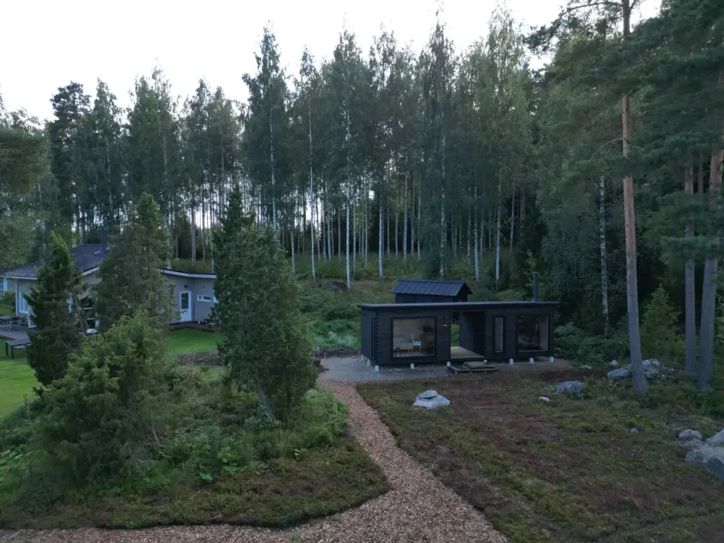 Rantasauna ja mökki metsän siimeksessä